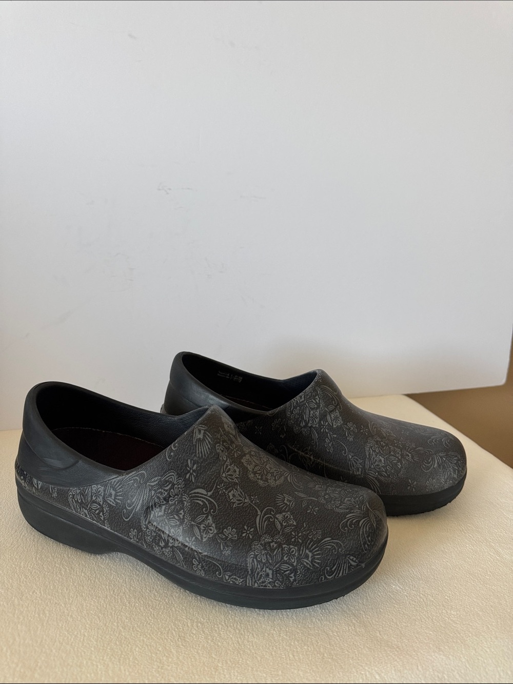 CROCS Neria Pro Graphic Print On-The-Clock Work Slip-On Clogs